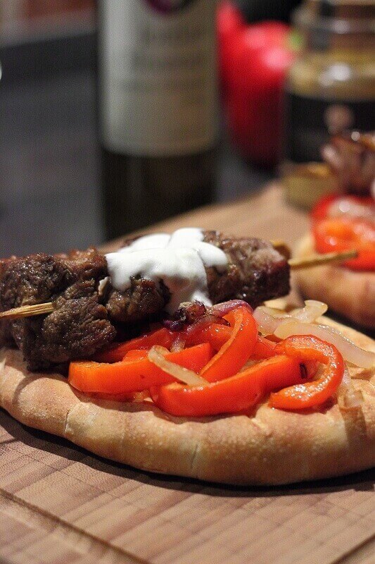 Lammspieße auf Naanbrot_Lammspie e fertig_Lammspieße auf Naanbrot Lammspieße auf Naanbrot Lammspieße auf Naanbrot_Lammspie e fertig