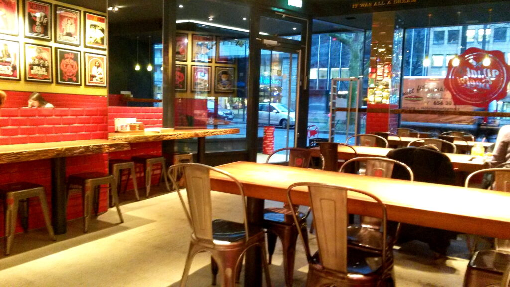 Restauranttest: Besuch und Test von “What´s Beef!?” in Düsseldorf_Zur Stra e 1024x576_what´s beef What´s Beef Restaurant mit Blick zur Straße what´s beef_Zur Stra e 1024x576
