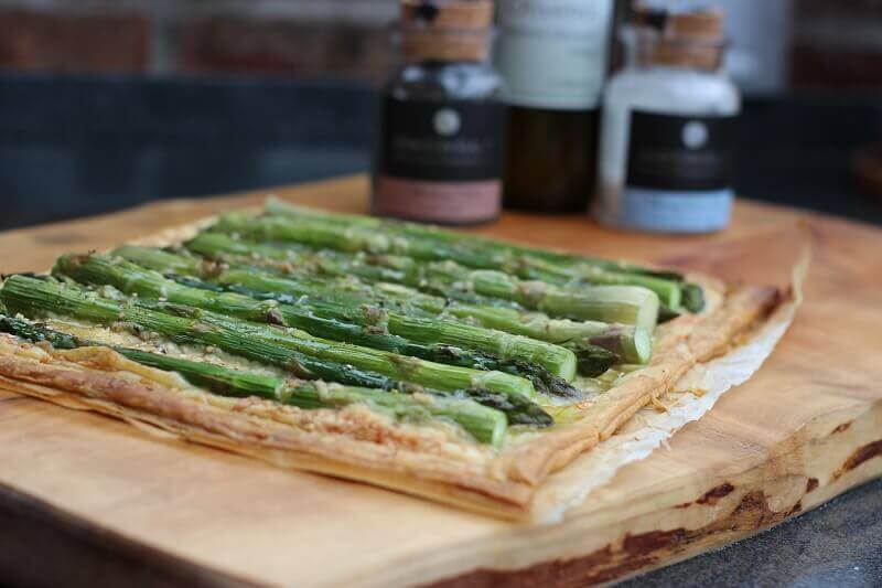 Blätterteigtarte mit grünem Spargel vom Grill