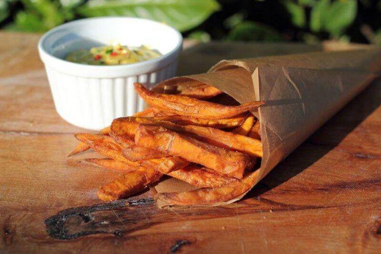 knusprige Süßkartoffel-Pommes mit Jalapenos Mayo