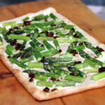 Flammkuchen Rezept mit getrockneten Tomaten und grünem Spargel Fertig gebacken Flammkuchen Rezept mit getrockneten Tomaten und grünem Spargel