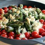 pimientos-de-padron-feta-tomate-pellet-smoker Beilage zum Grillen Mediterrane Pfanne