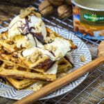 Belgische Waffeln mit Eis und Toffee Joghurt Belgische Waffeln