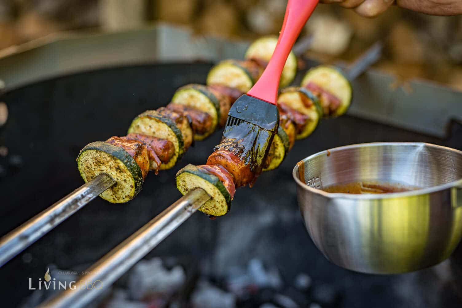 Bratwurst-Spieße mit BBQ Sauce einpinseln