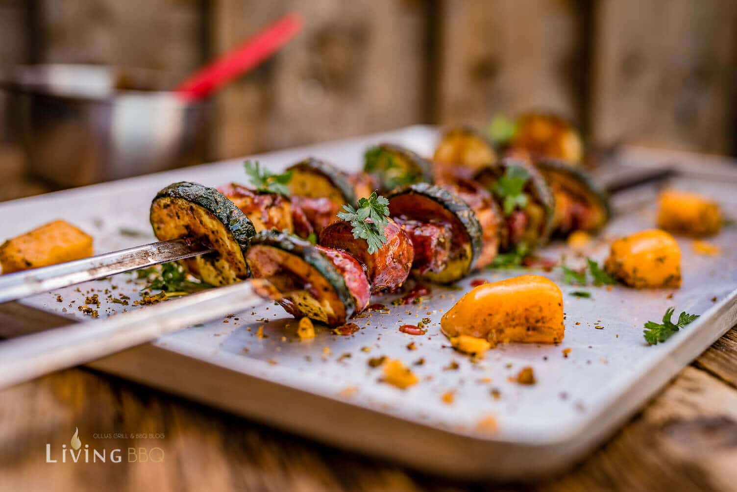 Grillspieße auf großem Tablett