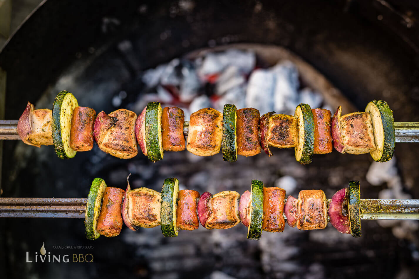 Bratwurst Grillspieß im Grill
