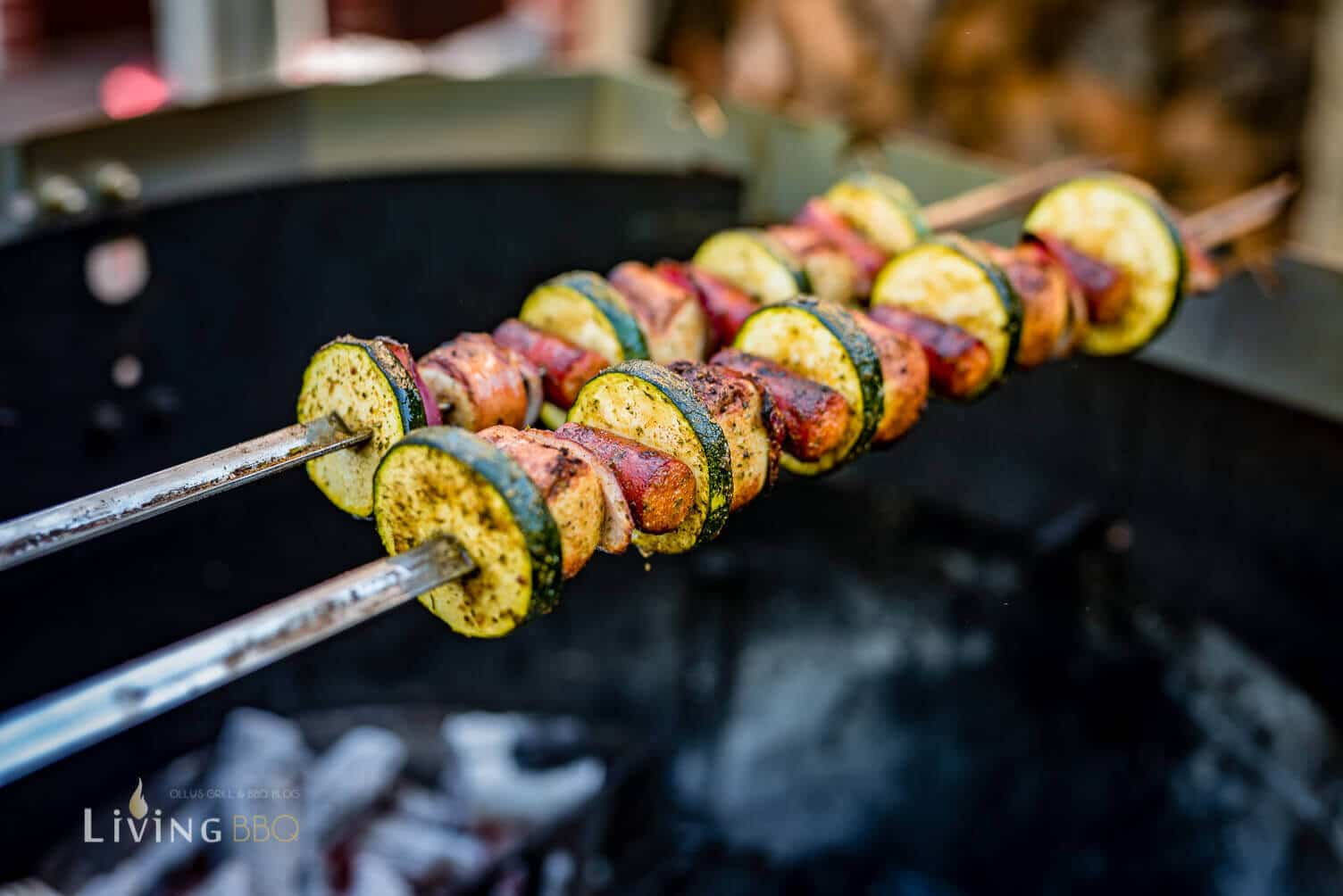 Bratwurst Spieße auf dem grill