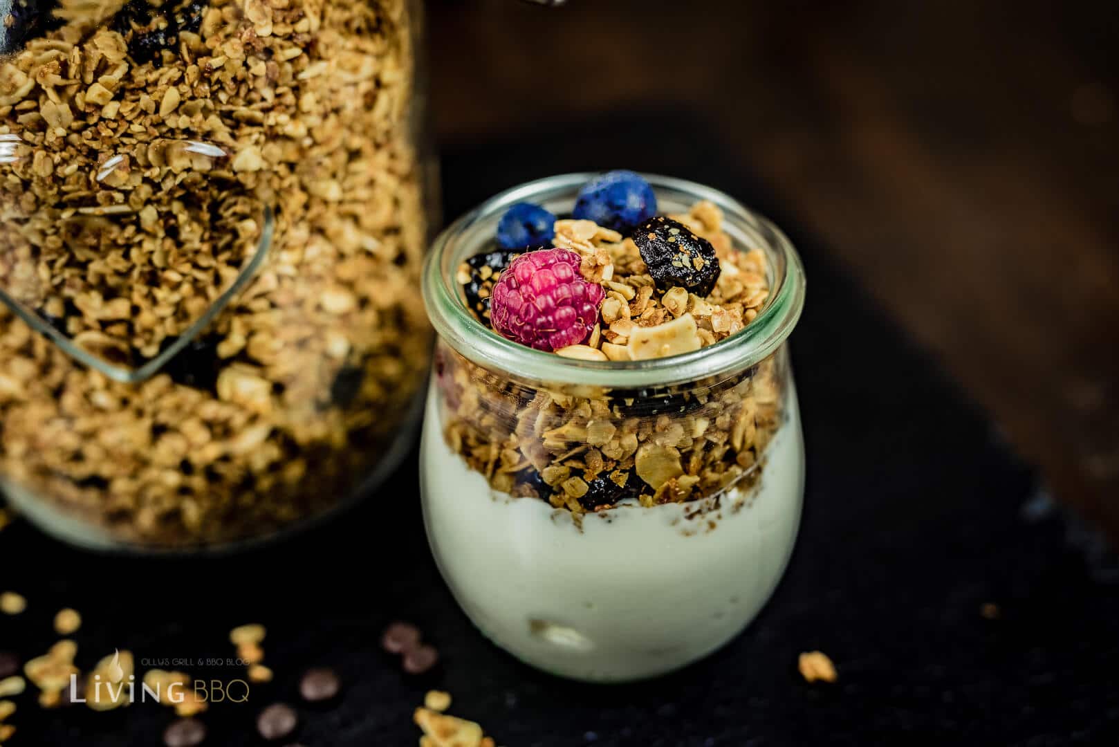 Knuspermüsli mit Joghurt und Früchten