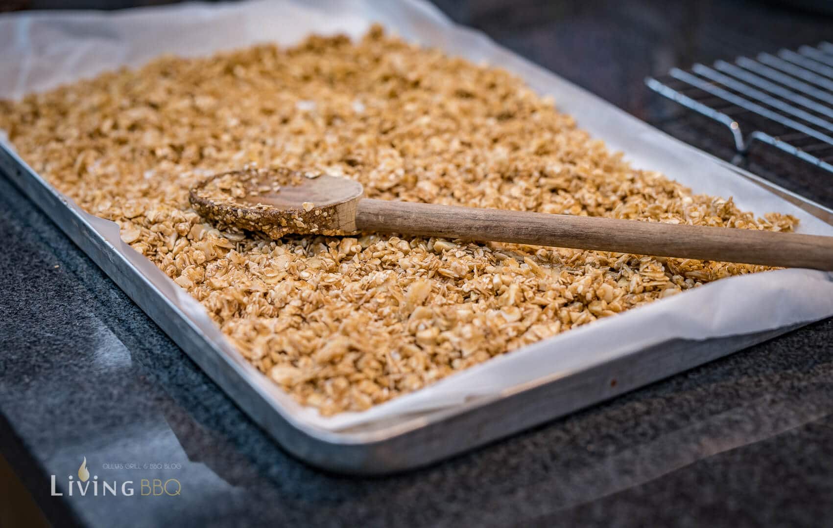 Knuspermüsli auf Backblech verteilen