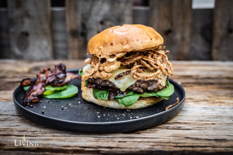 Vintage Cheddar Burger mit frittierten Zwiebeln