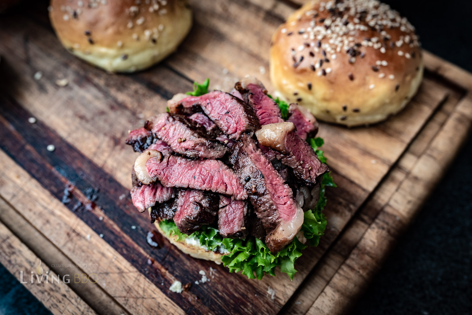 Picanha Burger mit Fleisch belegen