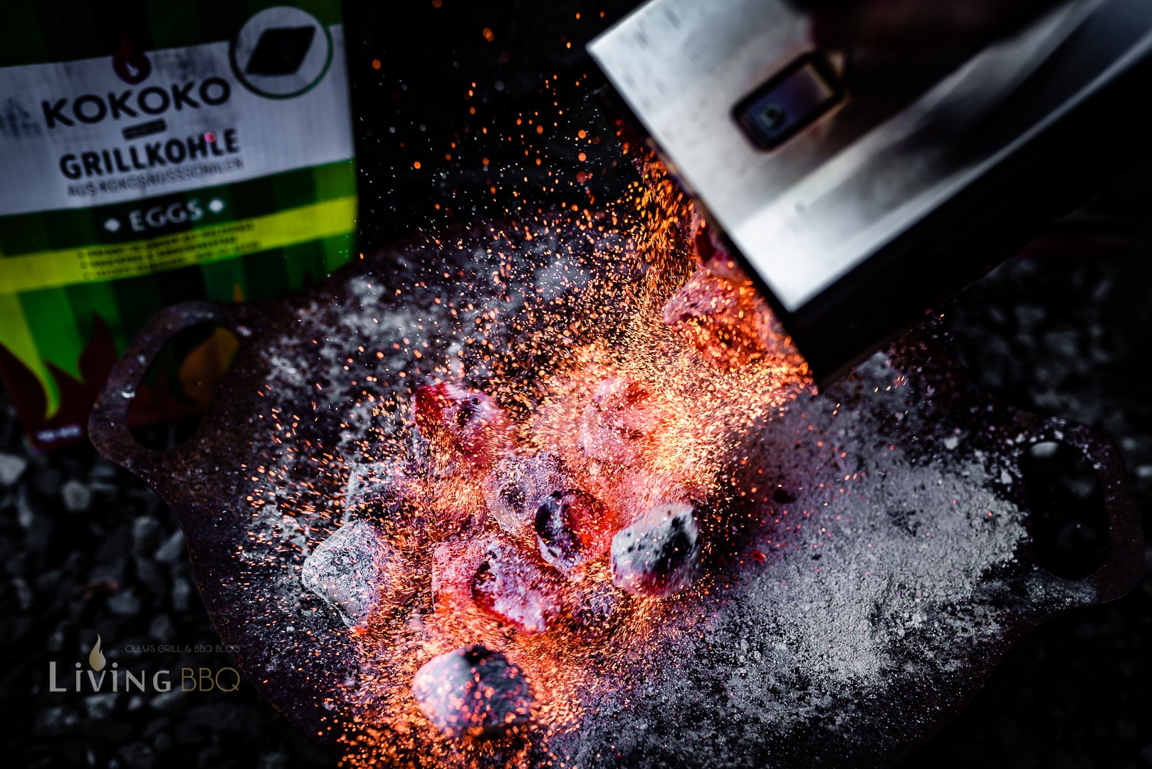 Grillkohle auf der Feuerschale vorbereiten
