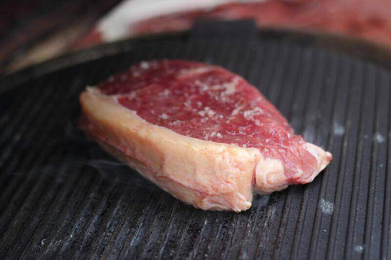 k-Steak auf COBB Griddle Platte