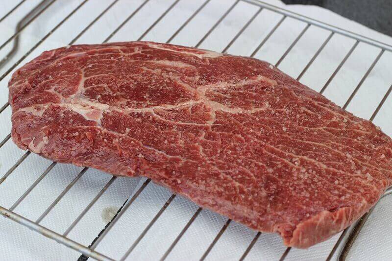 Flat Iron Steak gesalzen