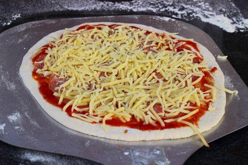 Mein perfekter Pizzateig braucht Zeit_LivingBBQ perfekter PizzateigPizza mit Sauce und K se_pizzateig perfekter Pizzateig als Magharita pizzateig_LivingBBQ perfekter PizzateigPizza mit Sauce und K se