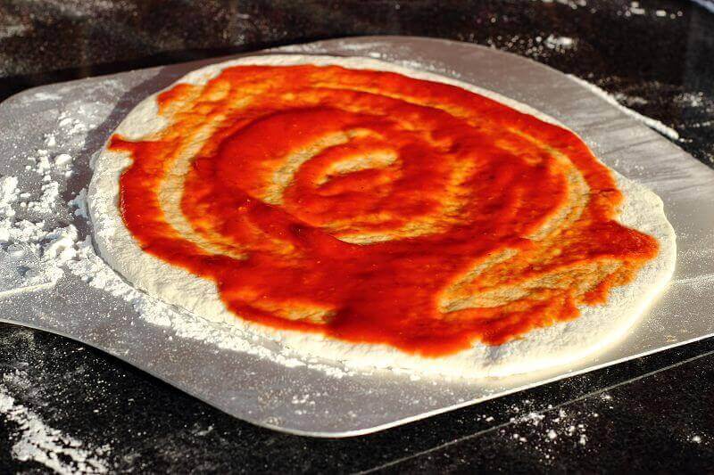 perfekter Pizzateig mit selbstgemachter Tomatensauce