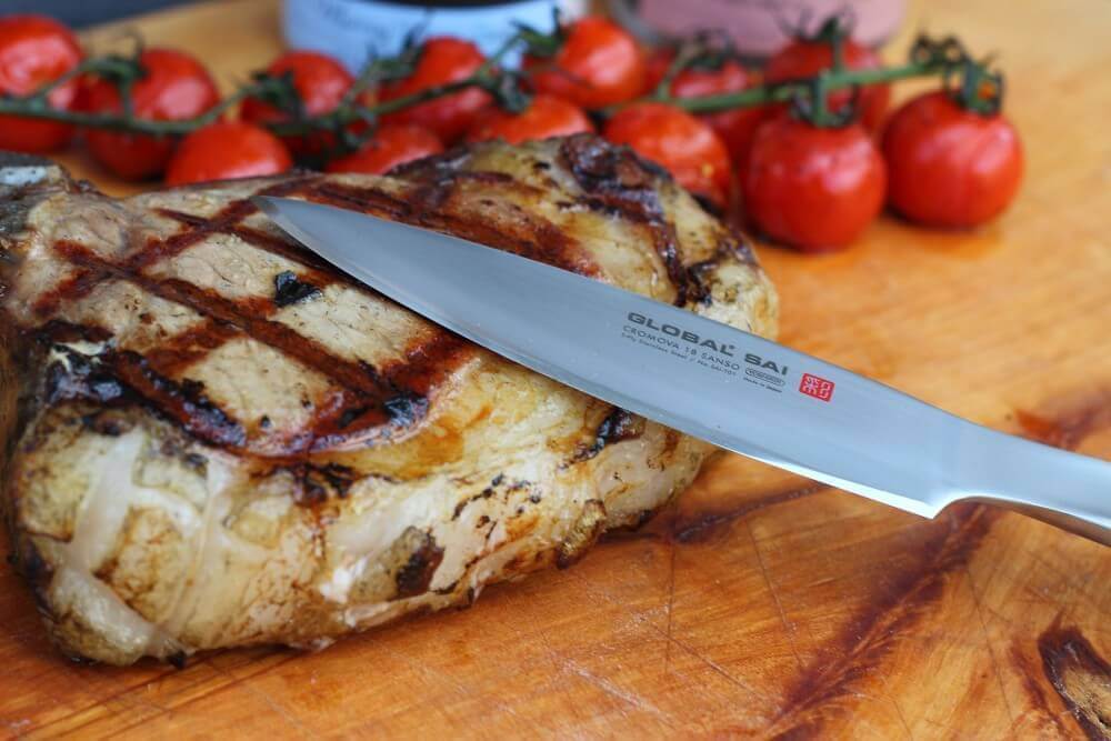 LivingBBQ - Global SAI Steakmesser mit Schweinekotlett