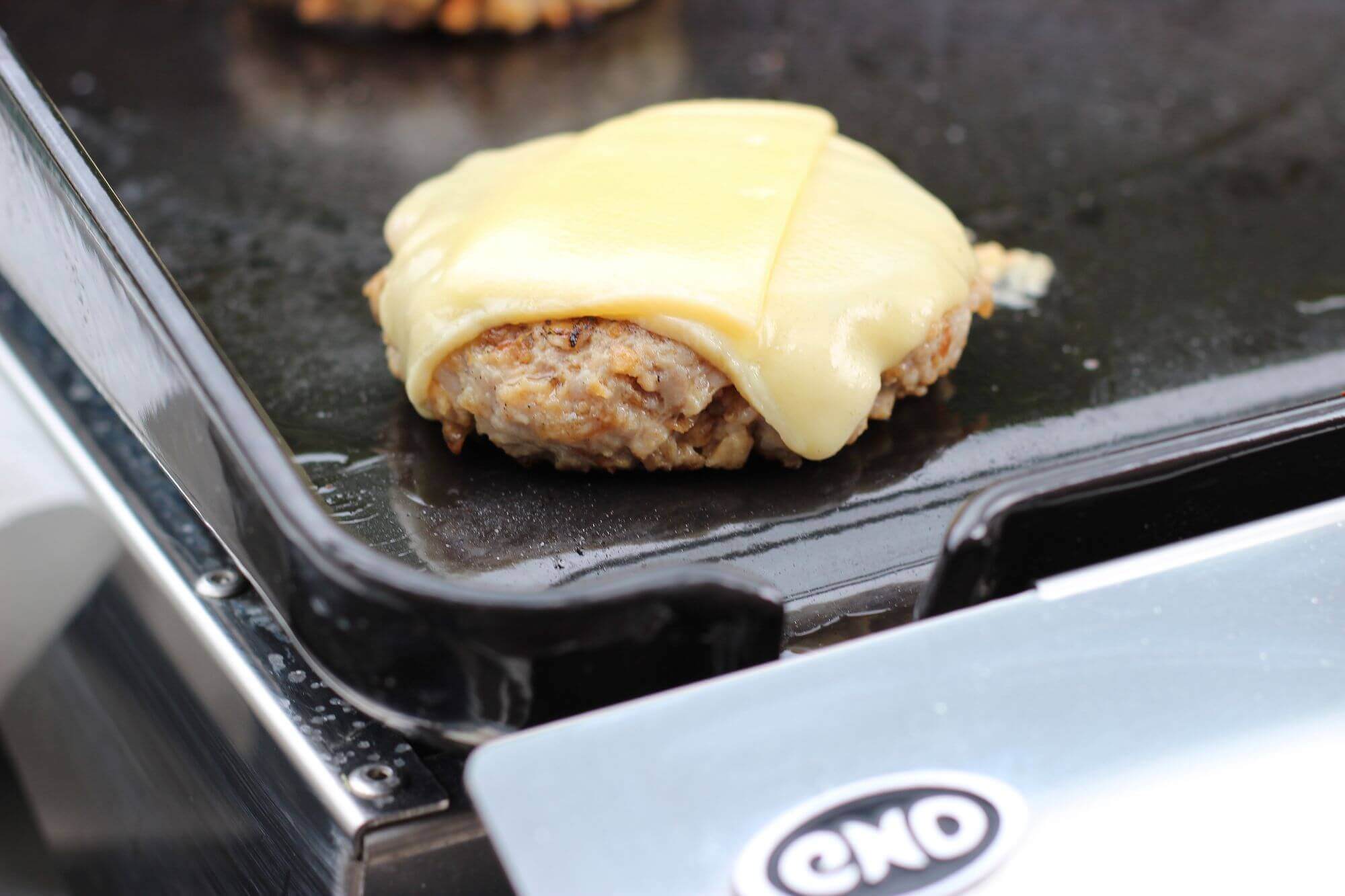 Bacon Sauerkraut Burger mit "german" Bratwurst LivingBBQ.de