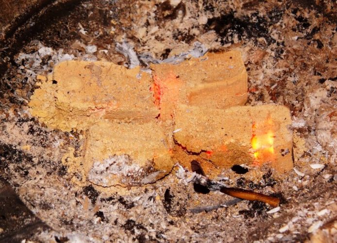 Brennende Braunkohle im Ofen