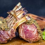 Lammkarree mit Kräuterkruste und Erbsenpürree von der Planke Lammkarree mit Kräuterkruste