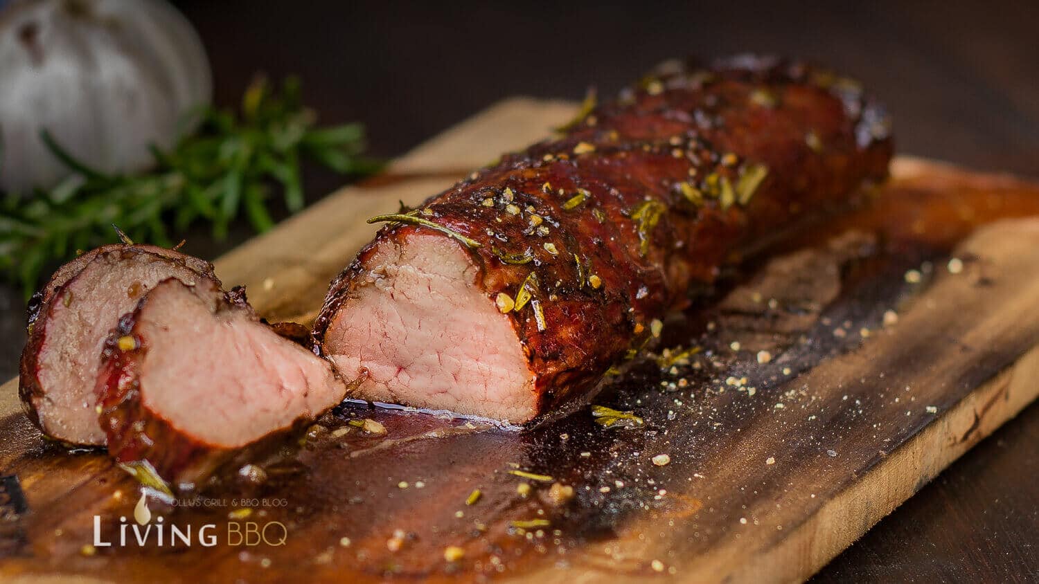 Rosmarin Balsamico Schweinefilet auf der Zedernholzplanke servieren