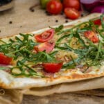 Flammkuchen Grill Moesta-BBQ PizzaCover Mediterraner Flammkuchen mit Birne vom Grill