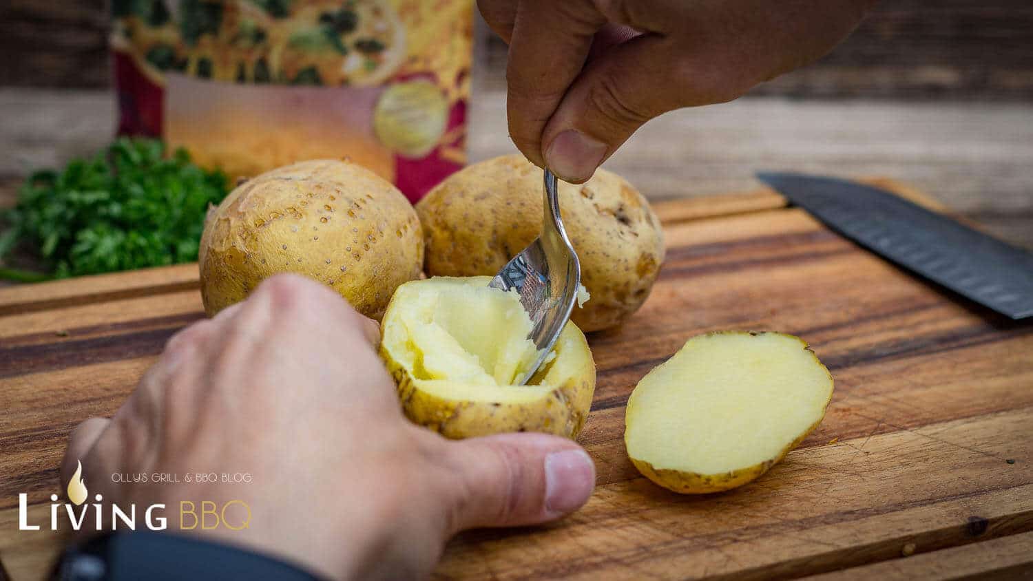 Ofenkartoffel mit geriebenem Cheddarkäse