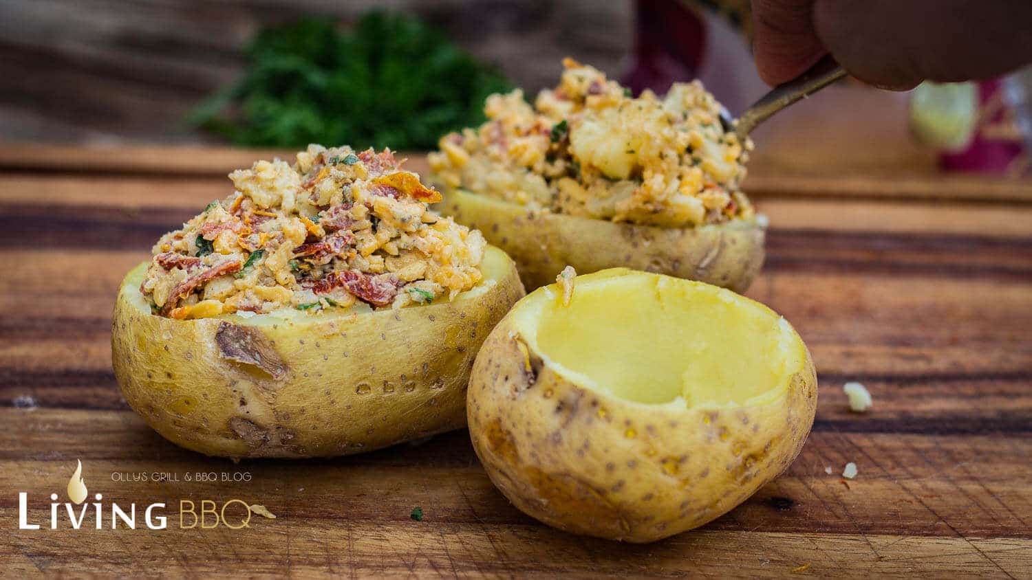 Ofenkartoffel mit geriebenem Cheddarkäse