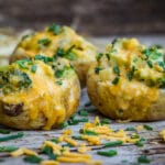 Backkartoffel mit Cheddarkäse und Broccoli