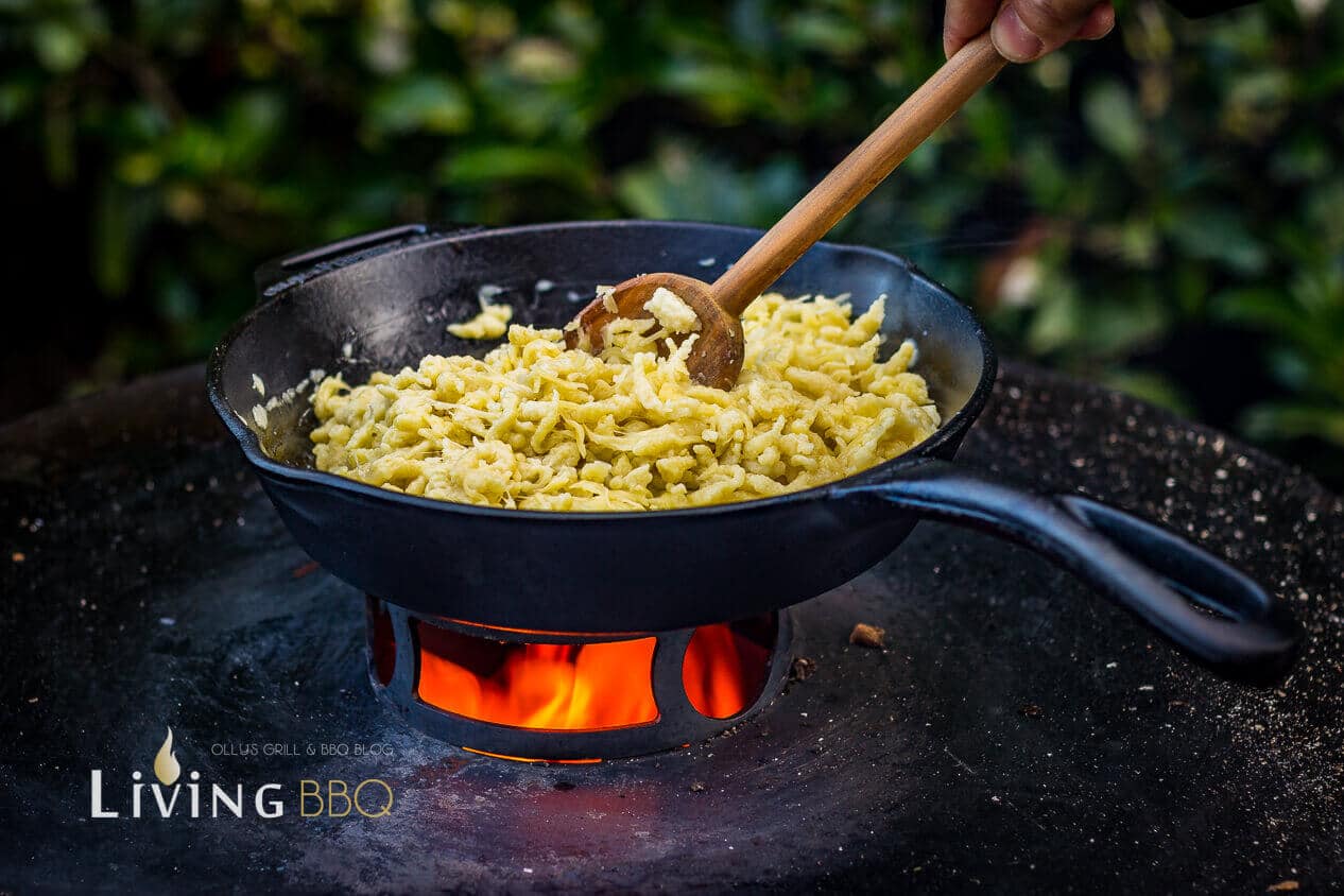 Käsespätzle mit Röstzwiebeln aus der Gusspfanne_Ka sespa tzle 4 von 8_käsespätzle Allgäuer Käsespätzle Pinzgauer Kasnocken käsespätzle_Ka sespa tzle 4 von 8