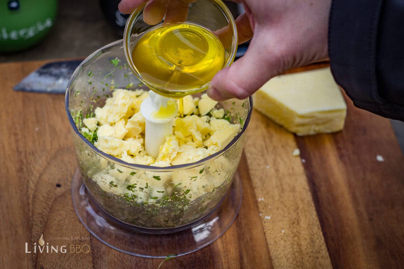 Olivenöl nach gewünschter Konsistenz hinzufügen