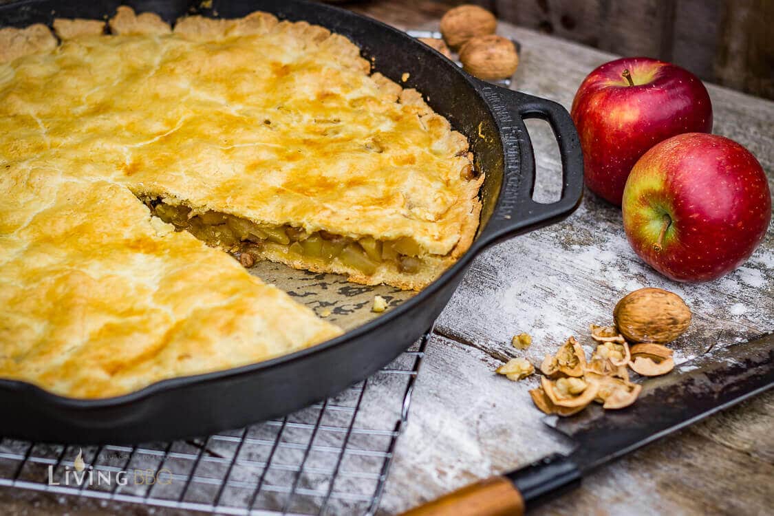 gedeckter Apfelkuchen in der Gusspfanne