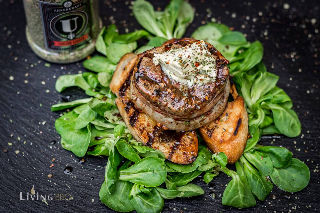 Geräuchertes Filet Mignon auf geröstetem Brot und Feldsalat