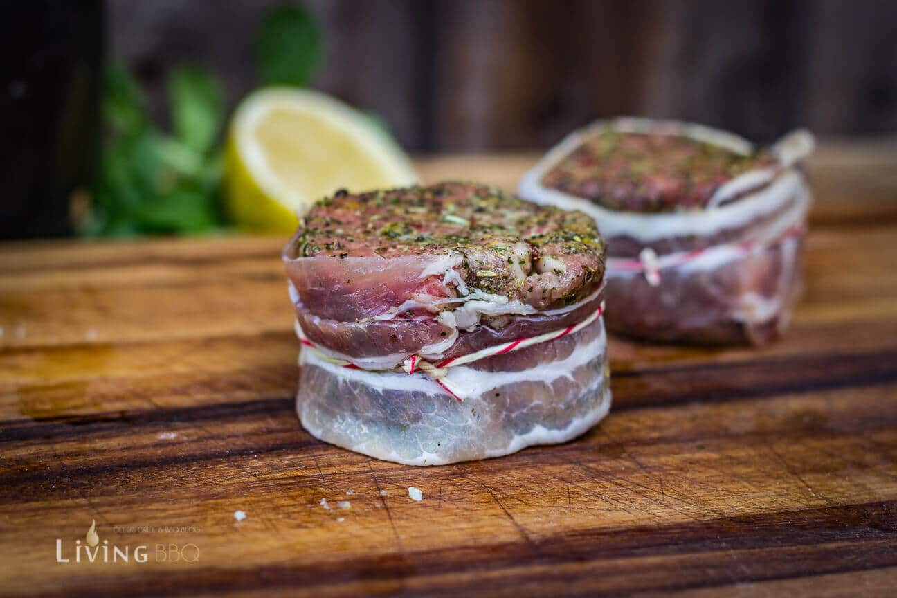 Filet Mignon aus dem Hickory Rauch auf geröstetem Brot_Filet Mignon 5 von 18_filet mignon Filet in Bacon gewickelt und mit Küchengarn fixiert. filet mignon_Filet Mignon 5 von 18