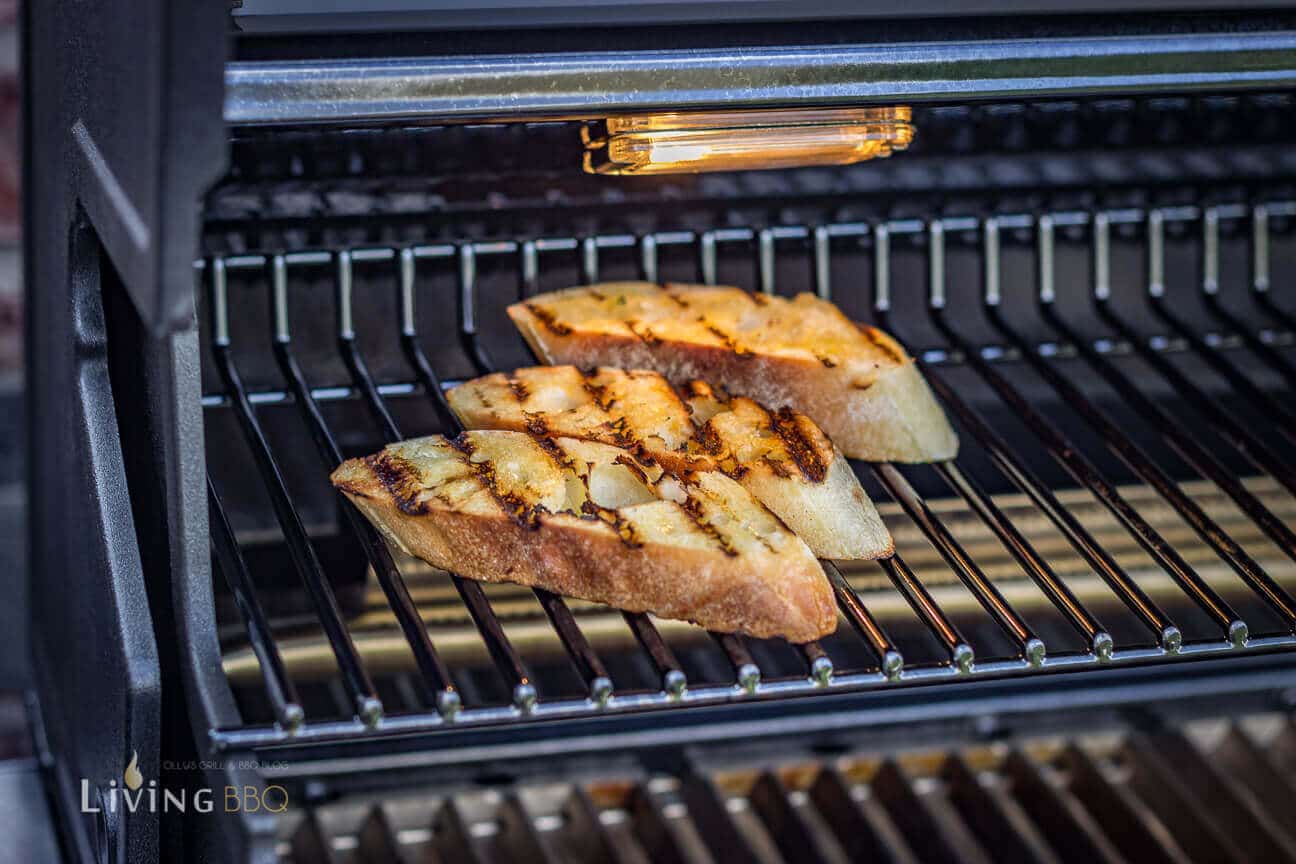 Baguette Brot im Grill anrösten