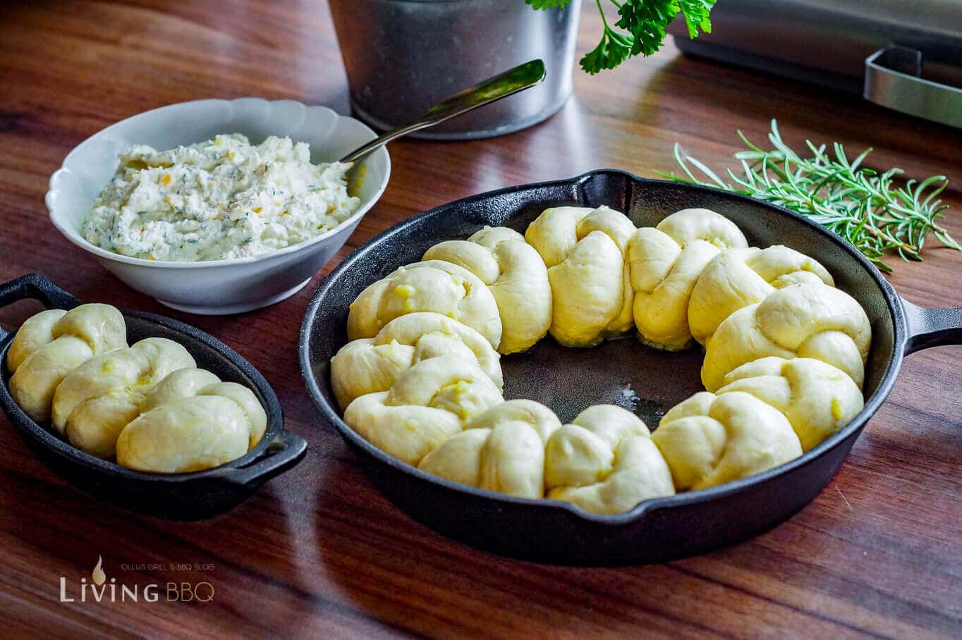Garlic Herb Knots with Cheese Dip – Gastbeitrag von USA-Kulinarisch_Garlic Herb Knots Knoblauch Kra uter Knoten 3 von 8_ Knoblauch Kräuter Knoten _Garlic Herb Knots Knoblauch Kra uter Knoten 3 von 8