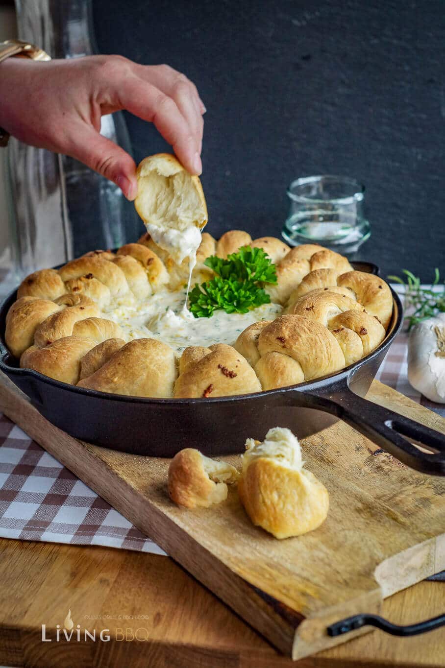 Garlic Herb Knots - Knoblauch Kräuter Knoten - Fingerfood mit Käse Dip