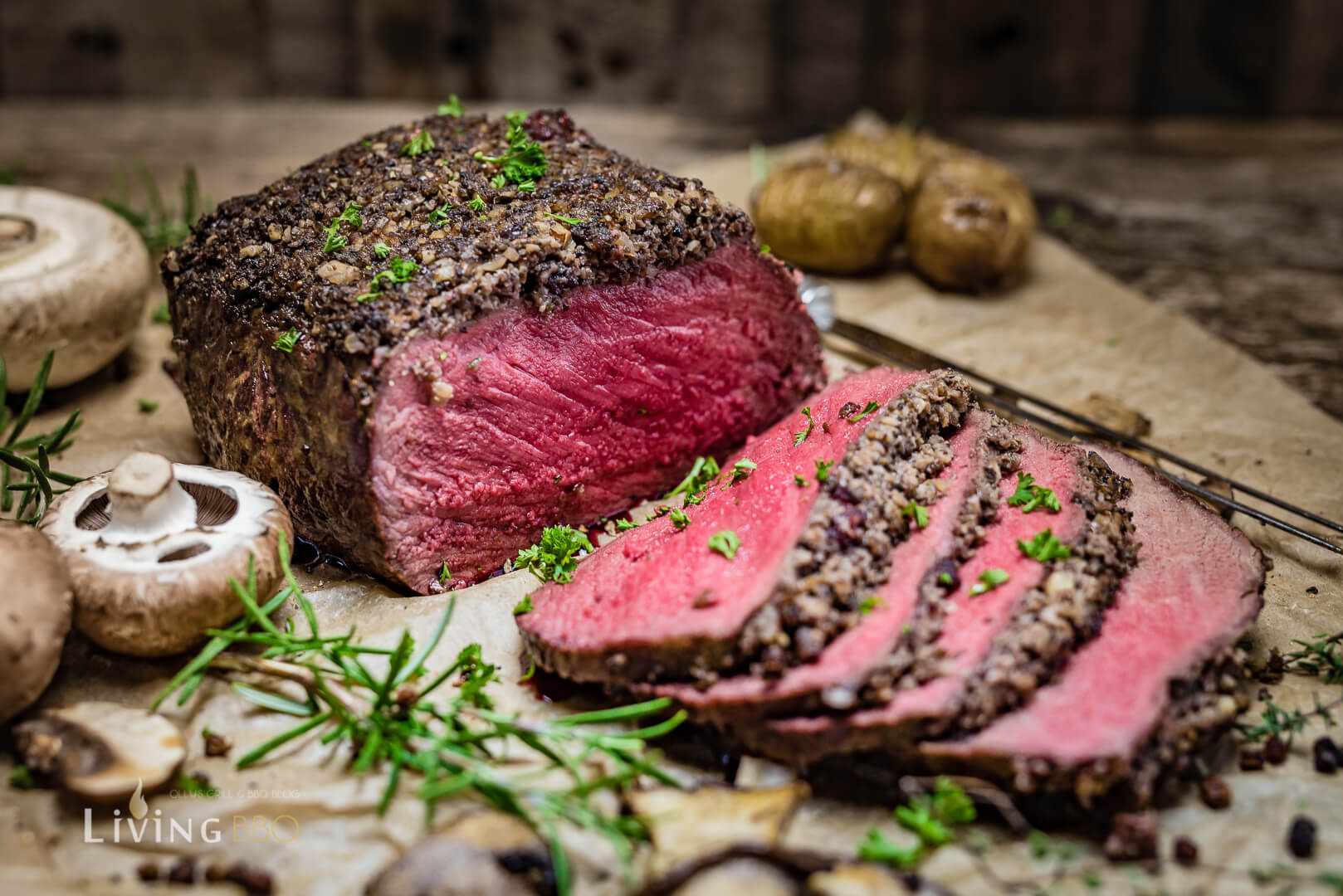 Dry Aged Roastbeef mit Duxelles aus dem Smoker | LivingBBQ.de