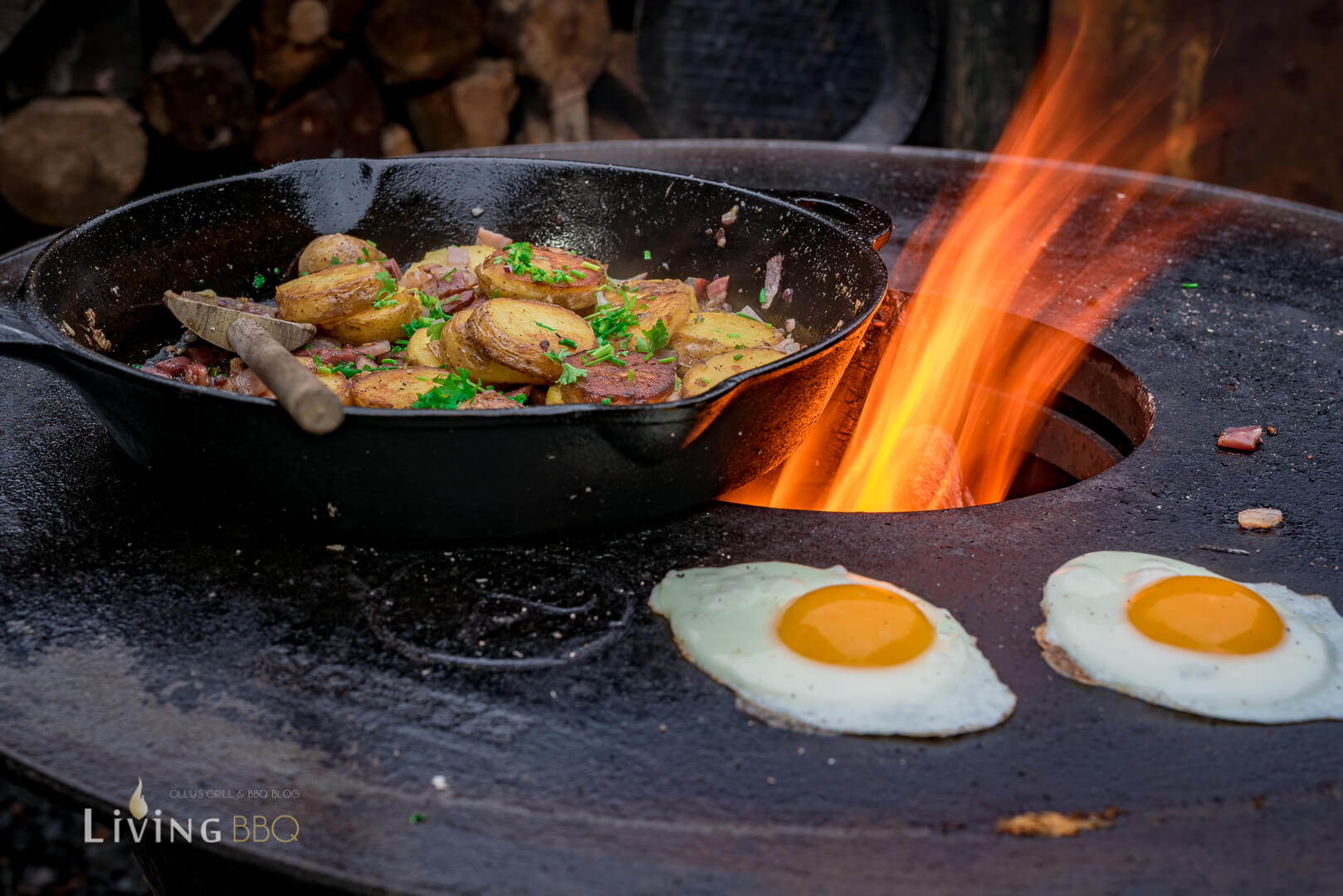 Tiroler Gröstl mit Spiegelei vom Grill_Tiroler Gr stl 14 von 20_ Die Spiegeleier auf der Platte zubereiten _Tiroler Gr stl 14 von 20