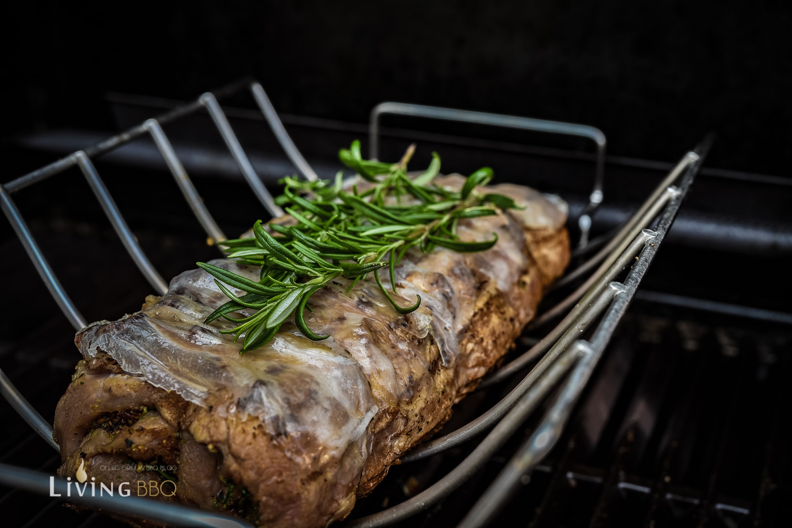 Kalbsrollbraten mit Lardo und Pesto (Kalbsrücken)_Kalbsru cken mit Pesto und Lardo 16 von 24_ Kalbsrollbraten im Bratekorb indirekt garen. _Kalbsru cken mit Pesto und Lardo 16 von 24