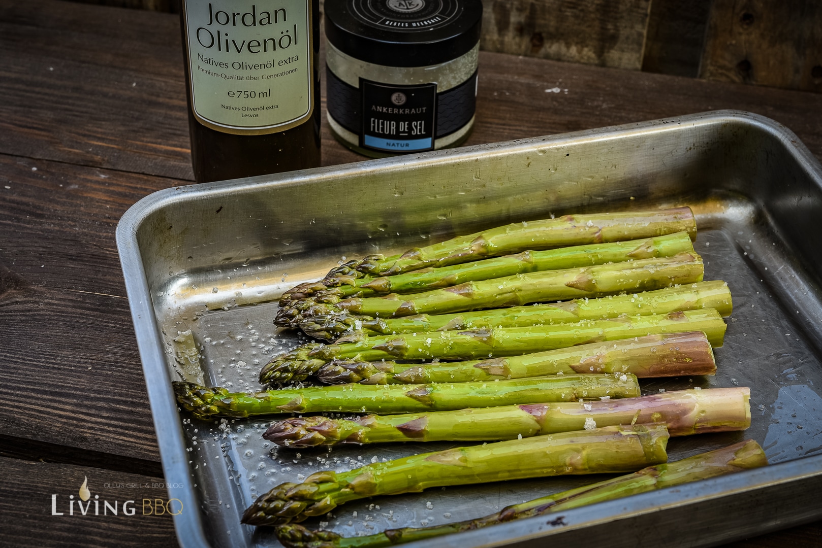 Kalbsrollbraten mit Lardo und Pesto (Kalbsrücken)_Kalbsru cken mit Pesto und Lardo 17 von 24_ Beilage grüner Spargel vom Grill _Kalbsru cken mit Pesto und Lardo 17 von 24