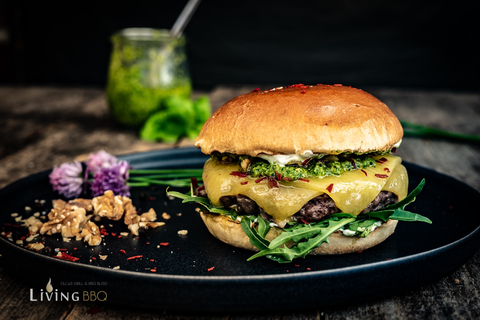 Pesto Burger mit Cheddar und Walnüssen