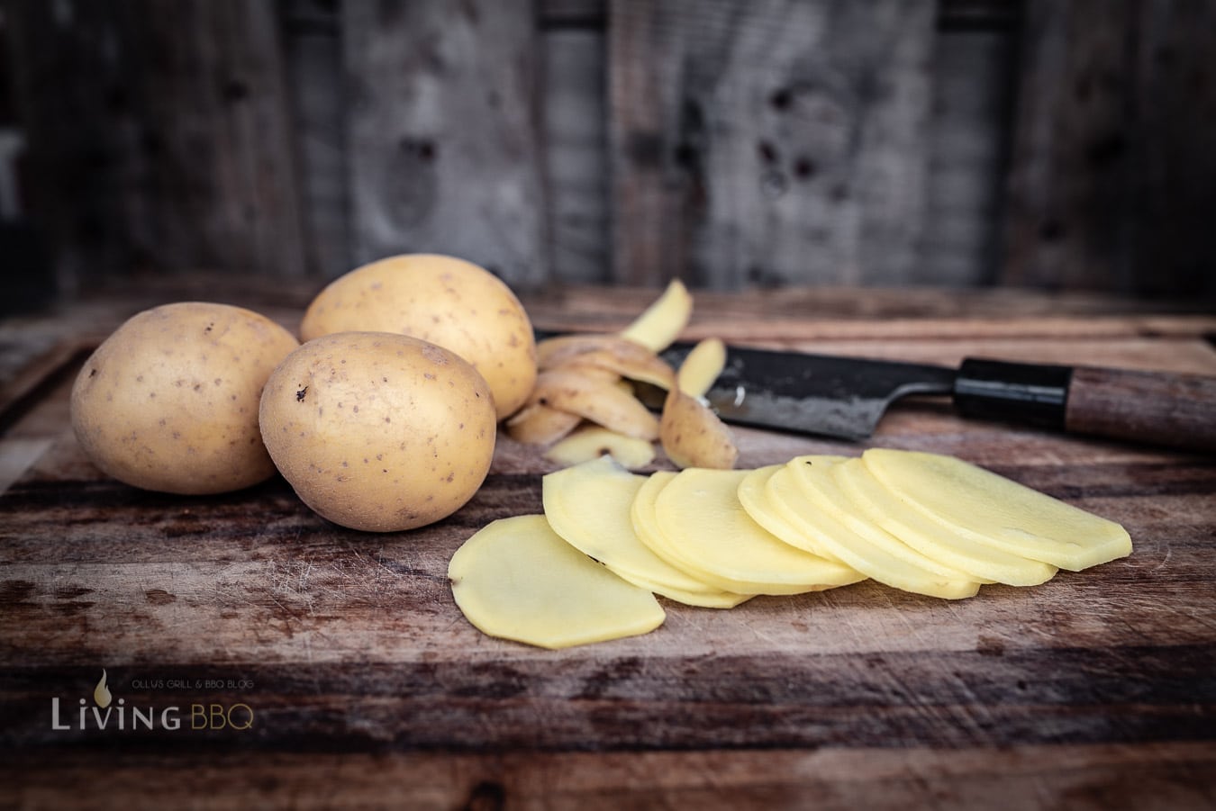 Kartoffeln in dünne Scheiben schneiden