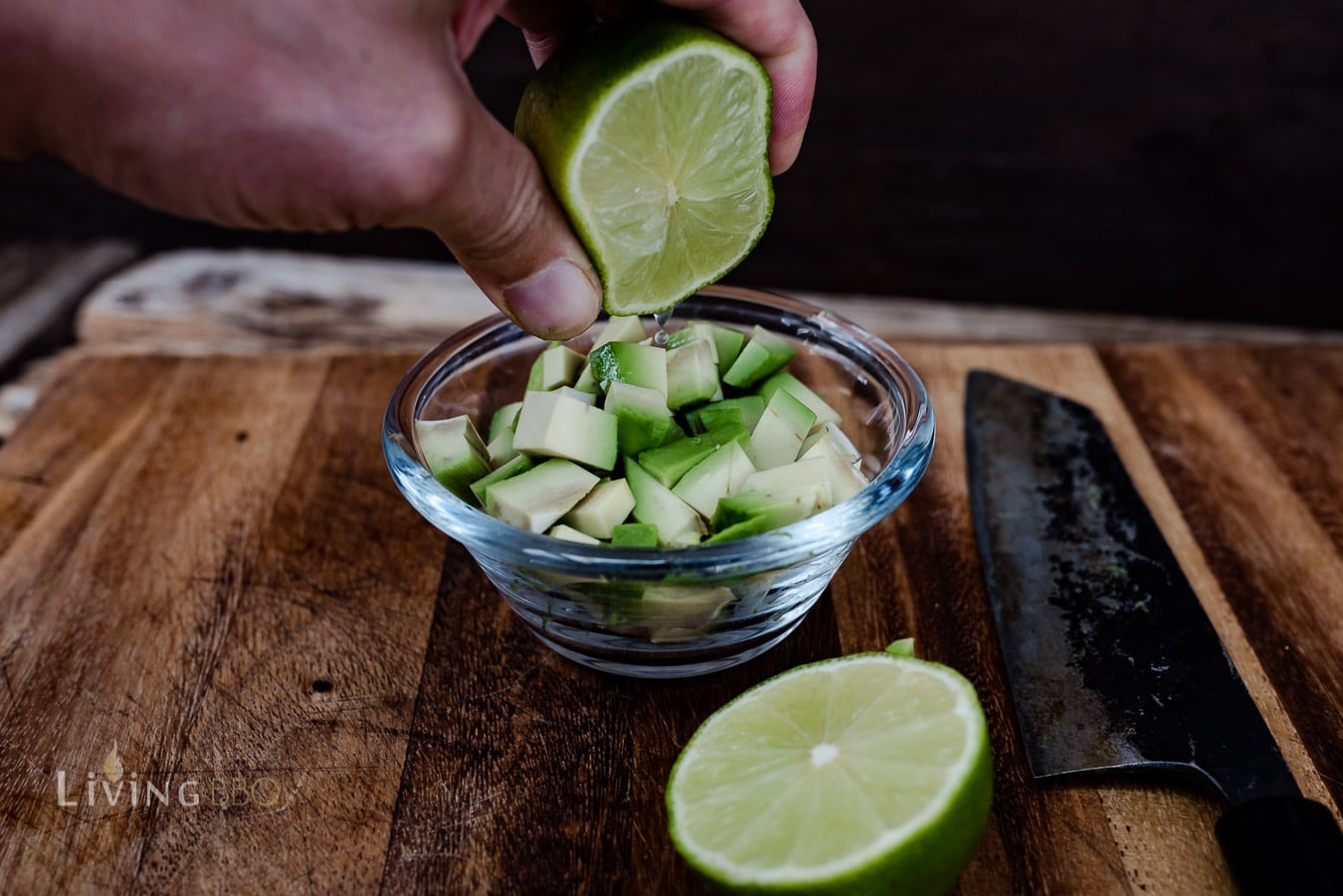 Avocado mit Limette beträufeln