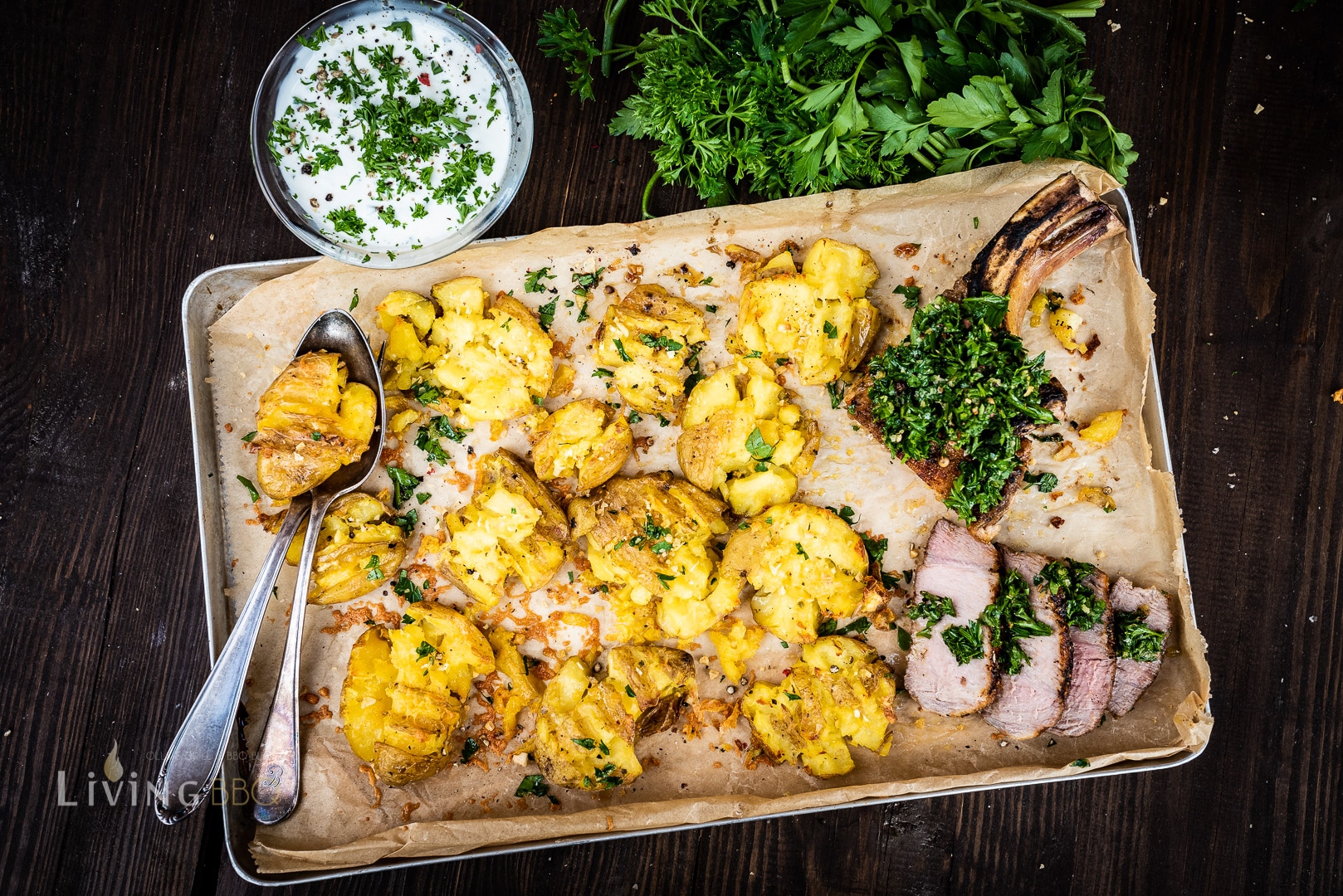 Smashed Potatoes mit Gremolata auf Schweinekotelett