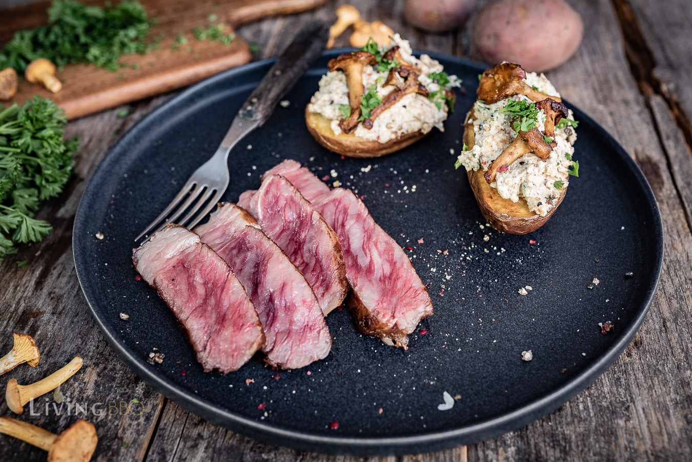 Backkartoffel mit Pfifferlingcreme und australischem Wagyu