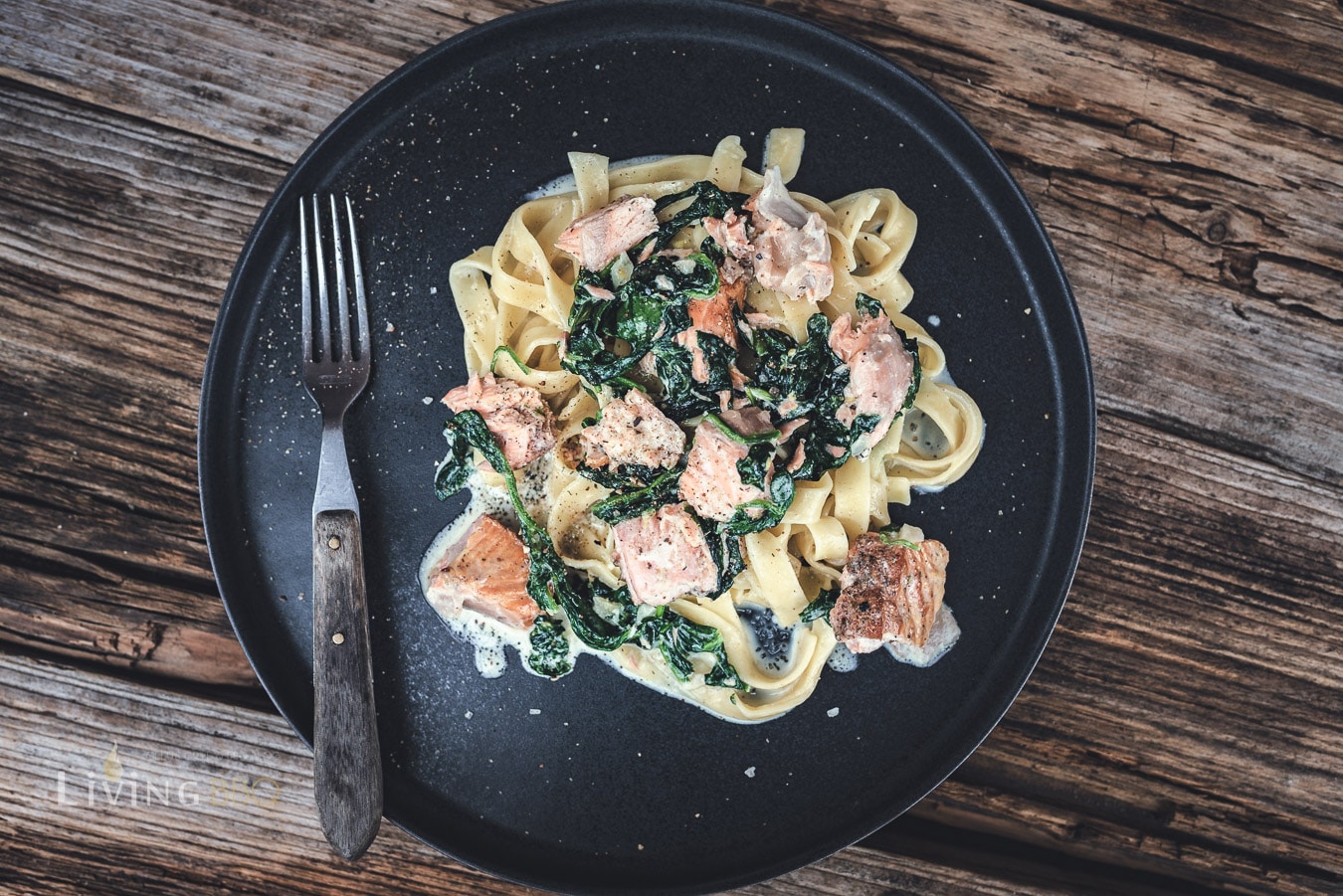 Gegrilltes Lachsfilet von der Holzplanke auf Tagliatelle